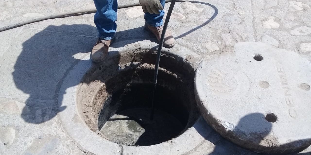 Dan mantenimiento a drenajes en Silao
