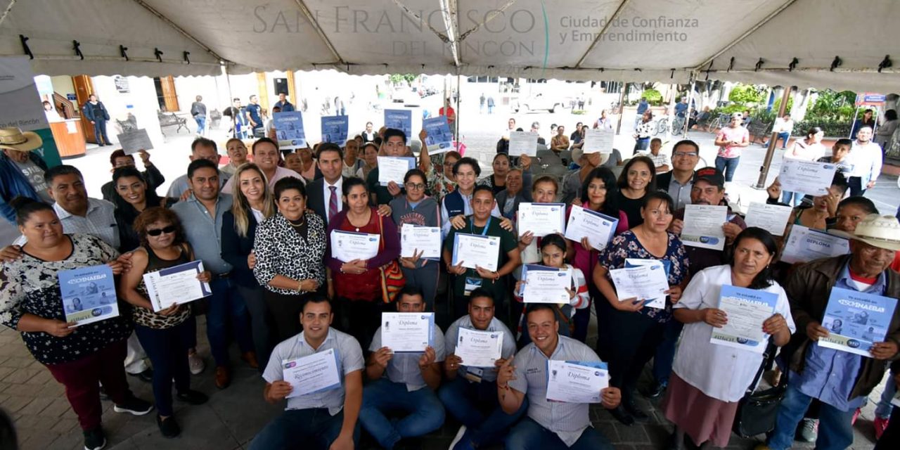 Jóvenes y adultos de San Francisco del Rincón concluyen sus estudios