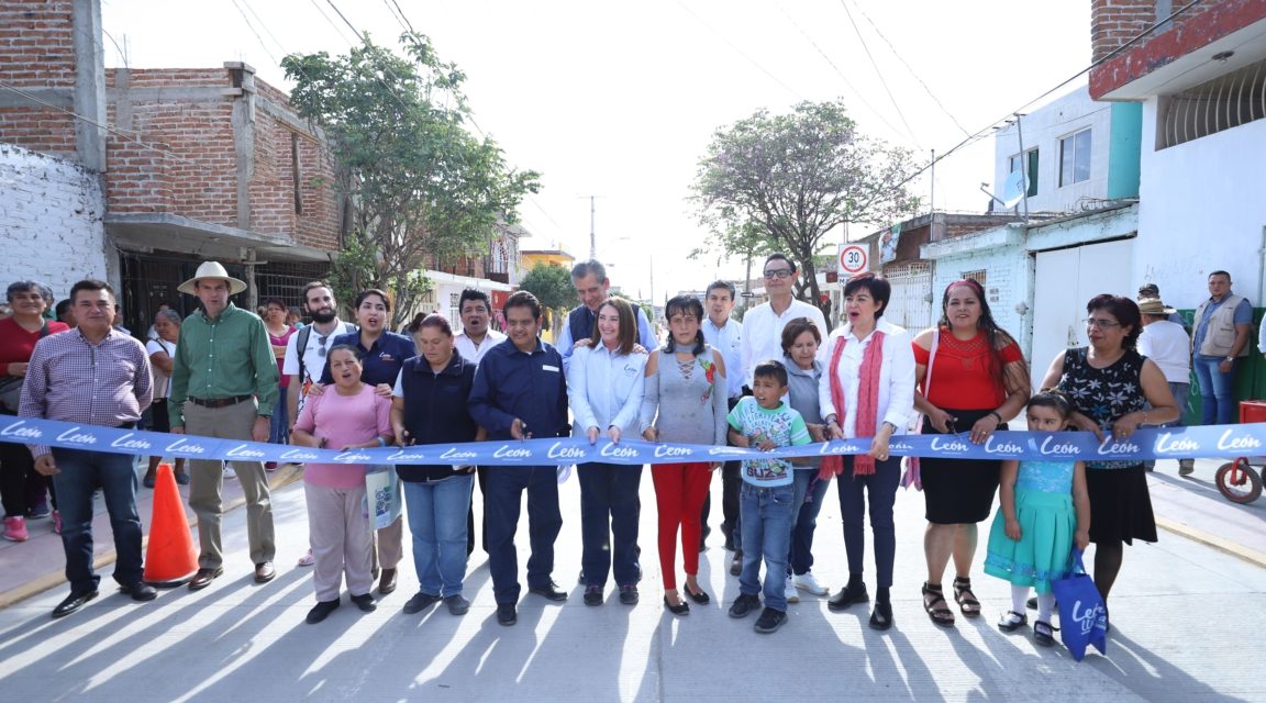 Entregan calles en León