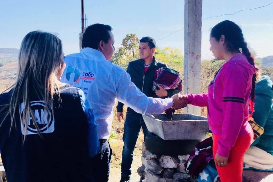 Regidores de Acción Nacional entregan cobijas en comunidades