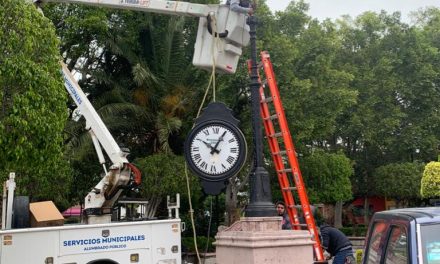 Reparan e instalan reloj monumental de Purísima del Rincón