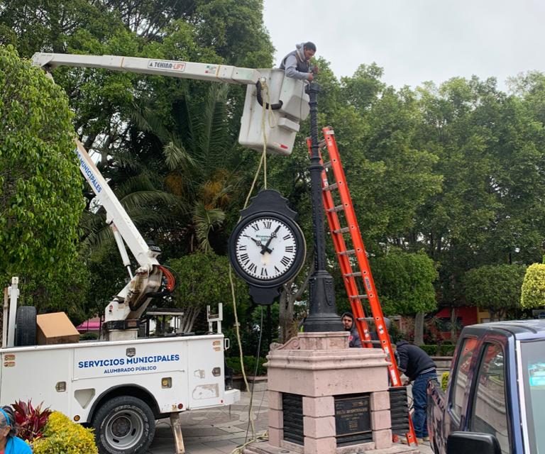 Reparan e instalan reloj monumental de Purísima del Rincón