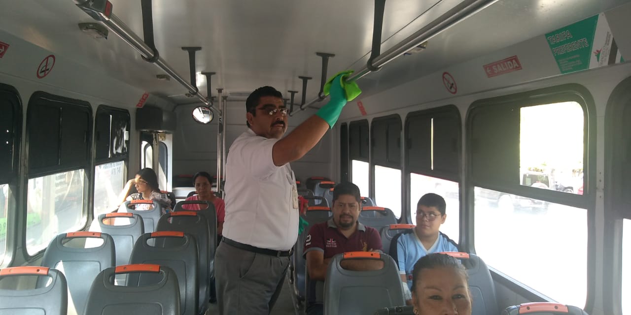 Limpian transporte público de San Francisco del Rincón para evitar coronavirus