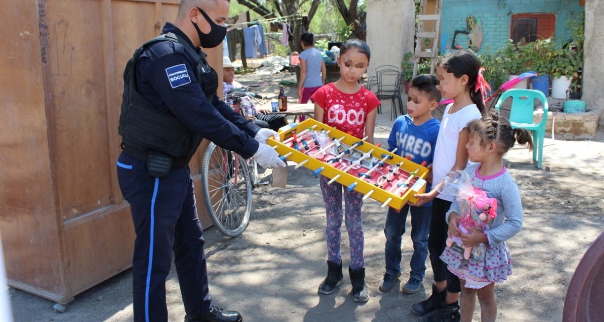 Oficiales de San Francisco del Rincón repartieron juguetes por el día de la infancia
