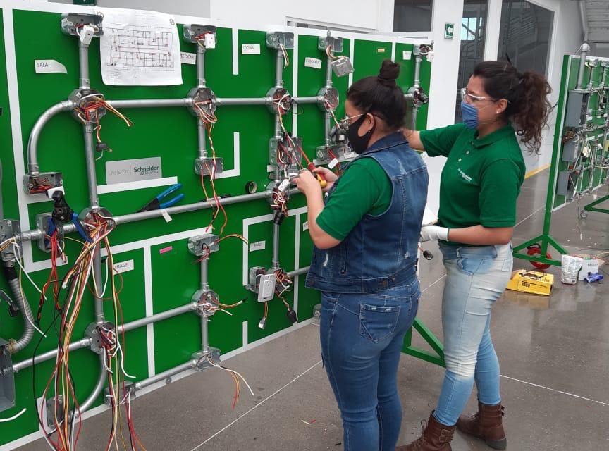 Mujeres silaoenses se capacitan en curso de electricidad