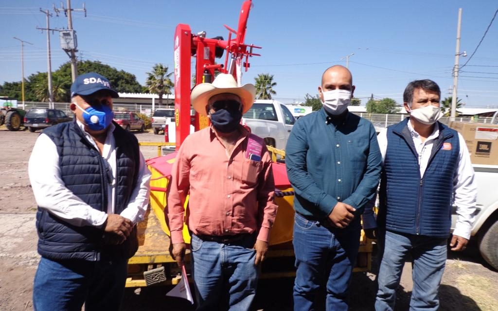 Fortalecen actividad agrícola de Cortazar con maquinaria