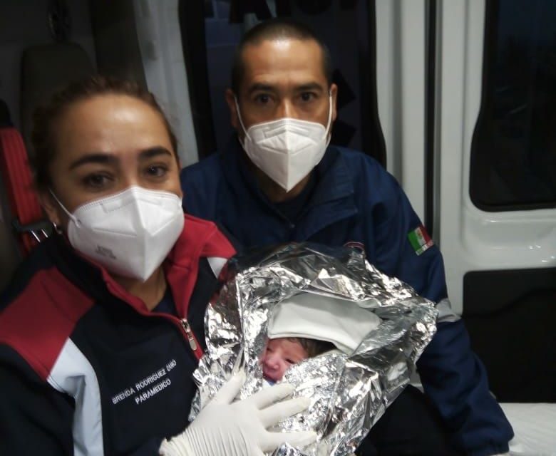 Paramédicos de Bomberos asisten nacimiento en vía pública