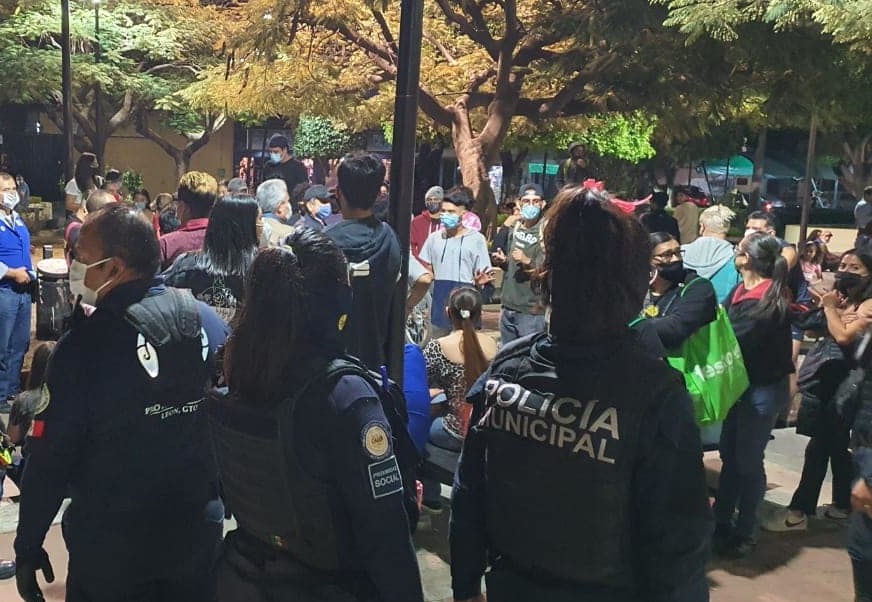 Llevan a 2 policías de León ante la fiscalía general del estado