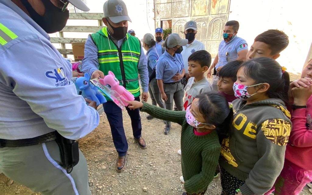 Agentes de tránsito donan juguetes a niñas y niños de Silao