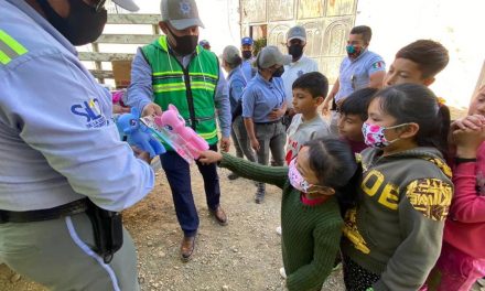 Agentes de tránsito donan juguetes a niñas y niños de Silao