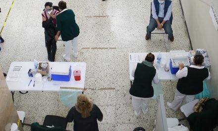 Vacunan a personal médico en Guanajuato