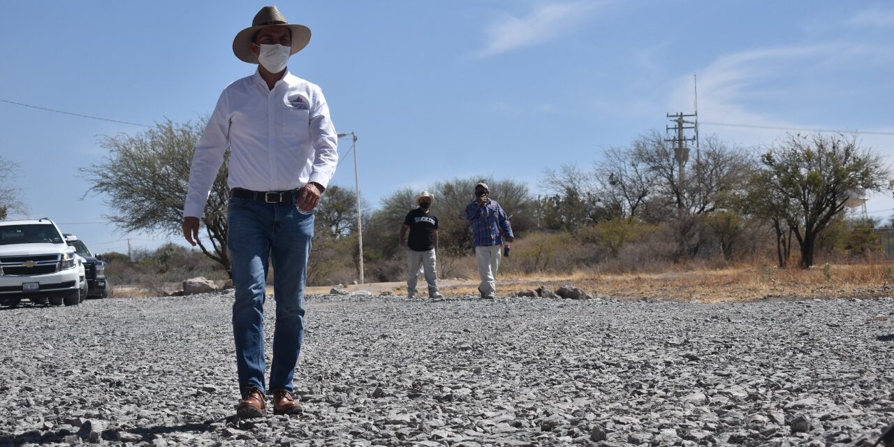 Habilitan caminos en comunidades de San Francisco del Rincón