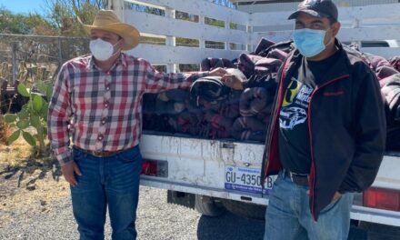 Regidor de San Francisco del Rincón entrega cobijas en comunidades