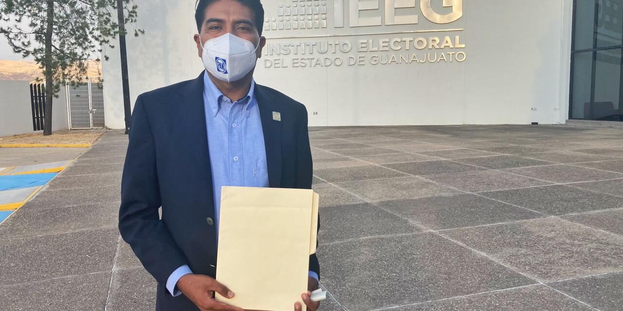 García Urbano se registra como candidato ante el IEEG
