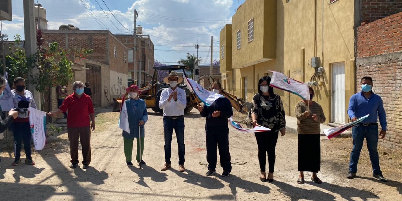 Inicia pavimentación de la calle California en San Francisco del Rincón