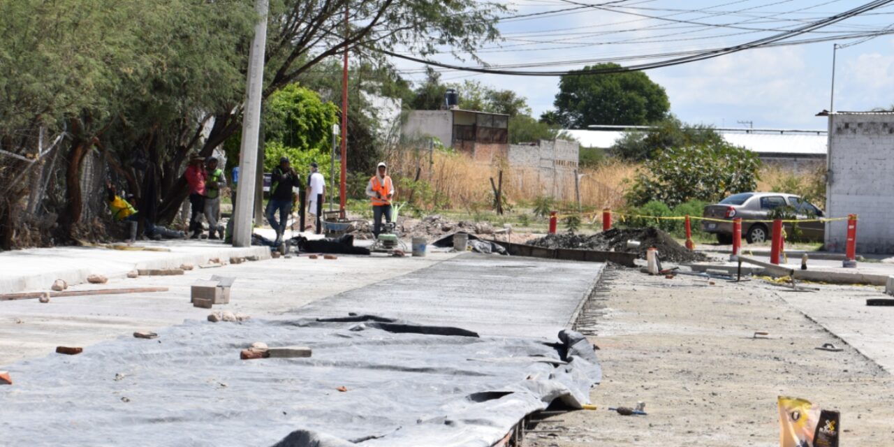 Supervisión avances de pavimentación en calles del Fraccionamiento Santa Fe