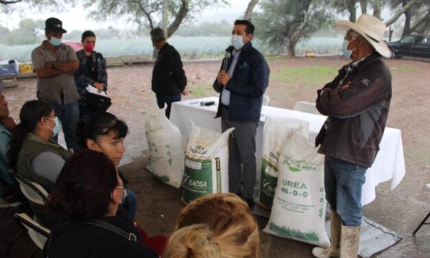 Apoyan a agricultores de Purísima del Rincón con fertilizante