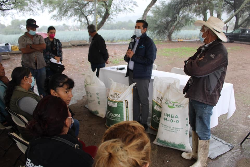 Apoyan a agricultores de Purísima del Rincón con fertilizante