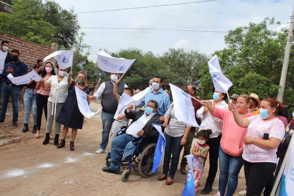 Toño Padilla inicia pavimentación en Lomas de Guanajuatito
