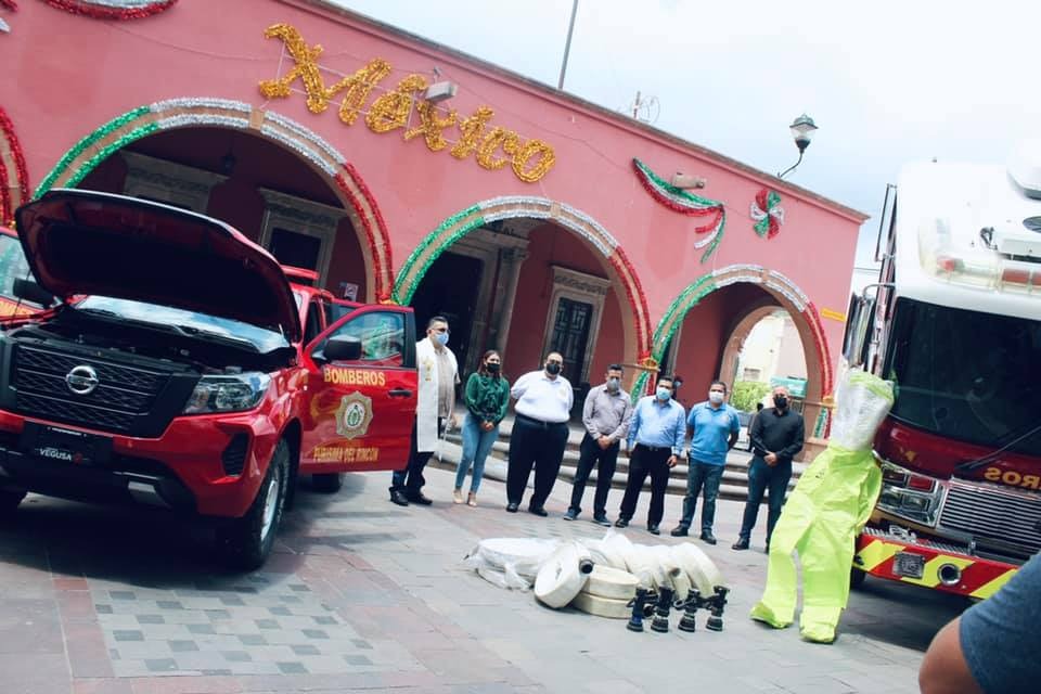 Toño Padilla entrega equipo a bomberos de Purísima del Rincón