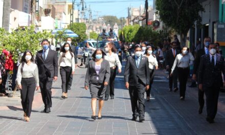 Miles asisten a desfile en Purísima del Rincón
