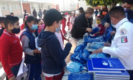 En León cambian juguetes bélicos por útiles escolares