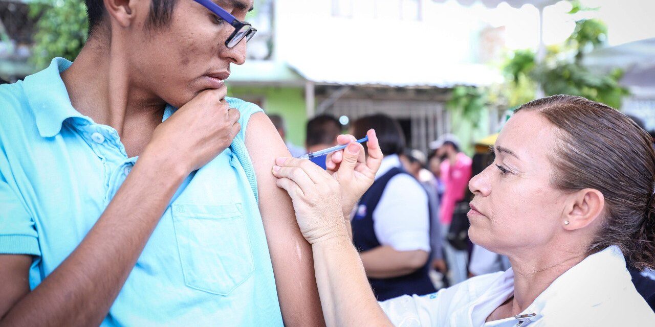 En León inicia vacunación para jóvenes de 15 a 17 años