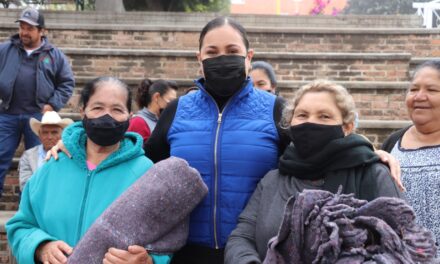 Blanca Preciado reparte cientos de cobijas en comunidades de Manuel Doblado