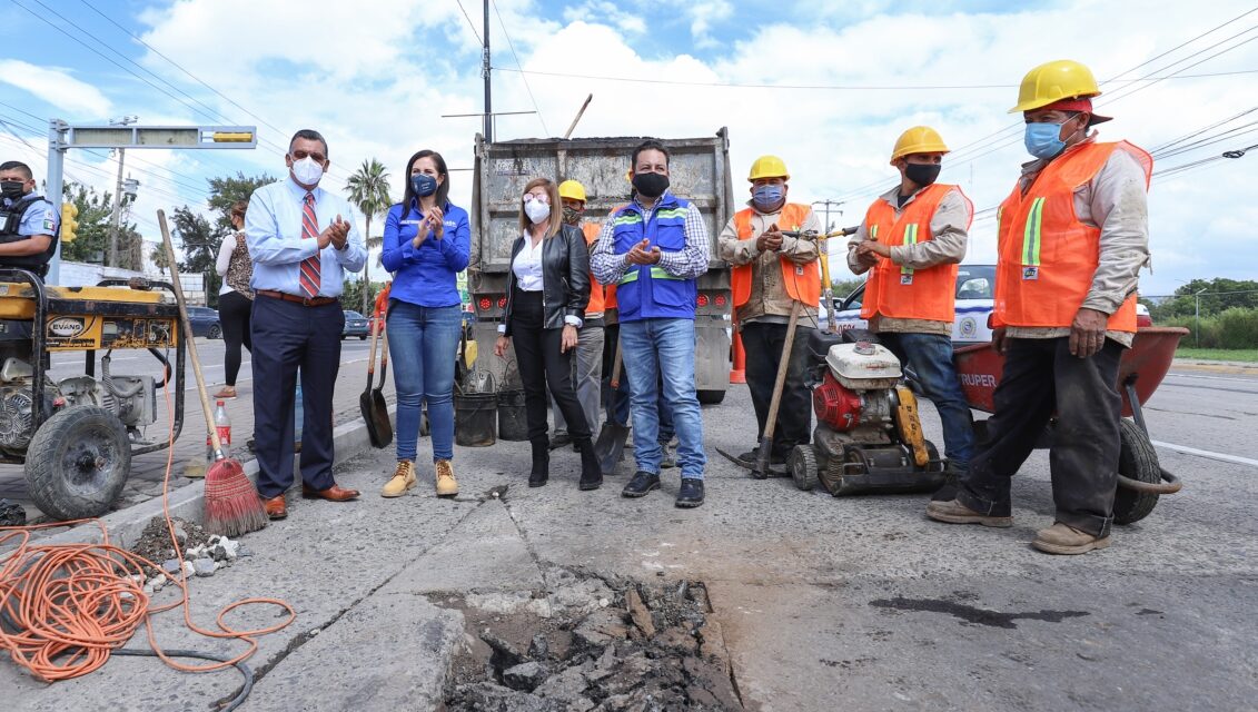 Atienden baches postulados por habitantes de León