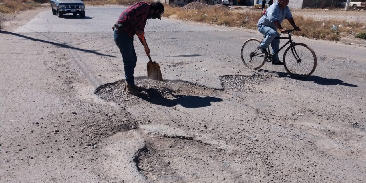 Reportan y reparan baches en León