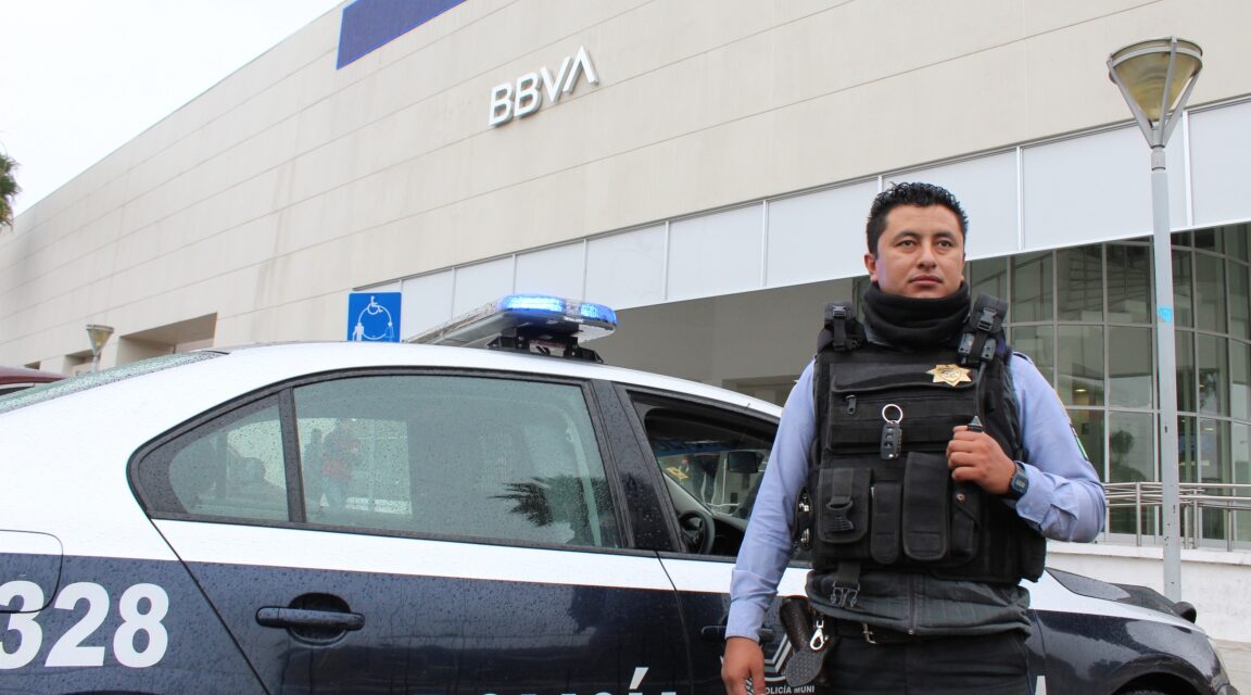 Policías de León acompañan a ciudadanos al banco