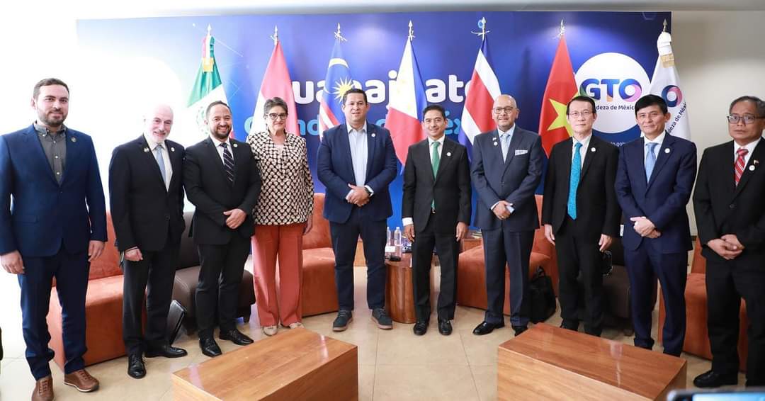 Diego Sinhue se reune con embajadores asiáticos