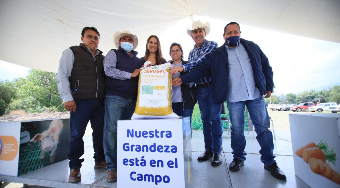 Apoyan con fertilizante a agricultores de Coroneo