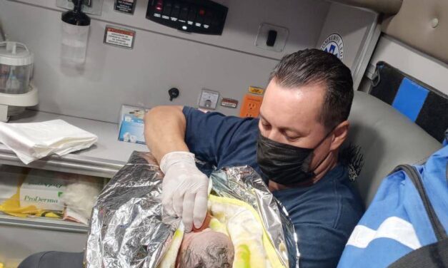 Oficiales de León ayudan a bebé a nacer
