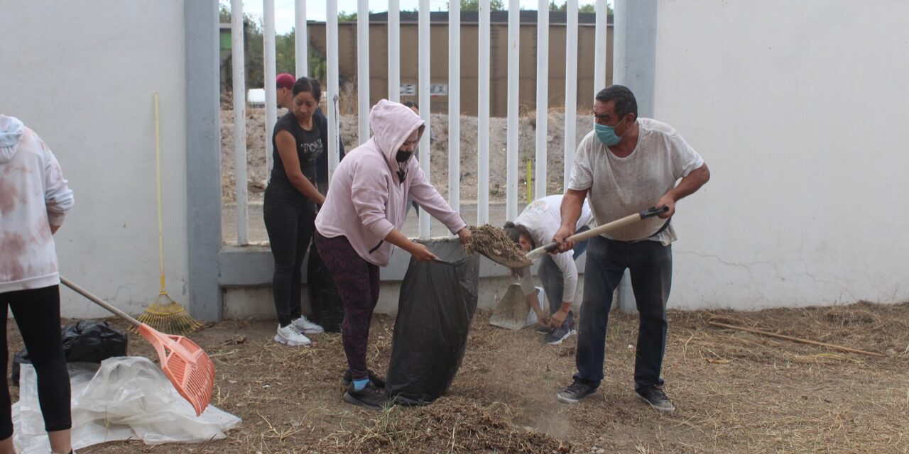 Vecinos y autoridades mejoran y limpian escuela en Purísima del Rincón