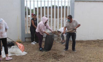 Vecinos y autoridades mejoran y limpian escuela en Purísima del Rincón