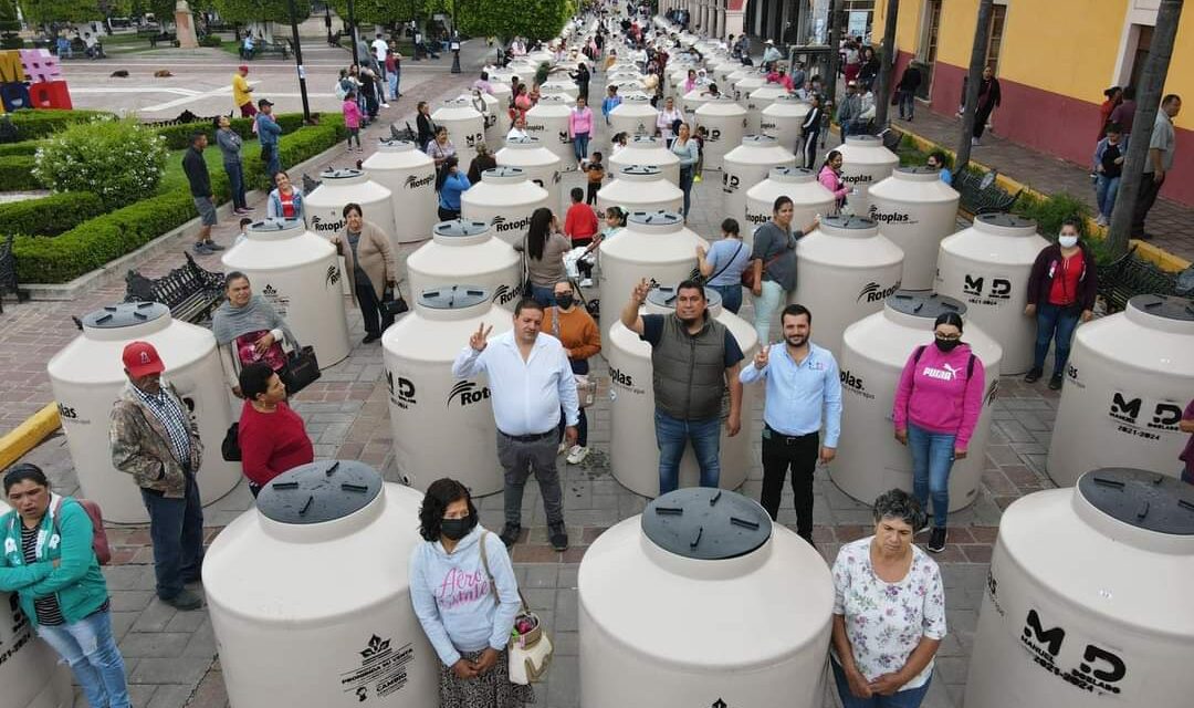 Entregan decenas de tinacos en Manuel Doblado