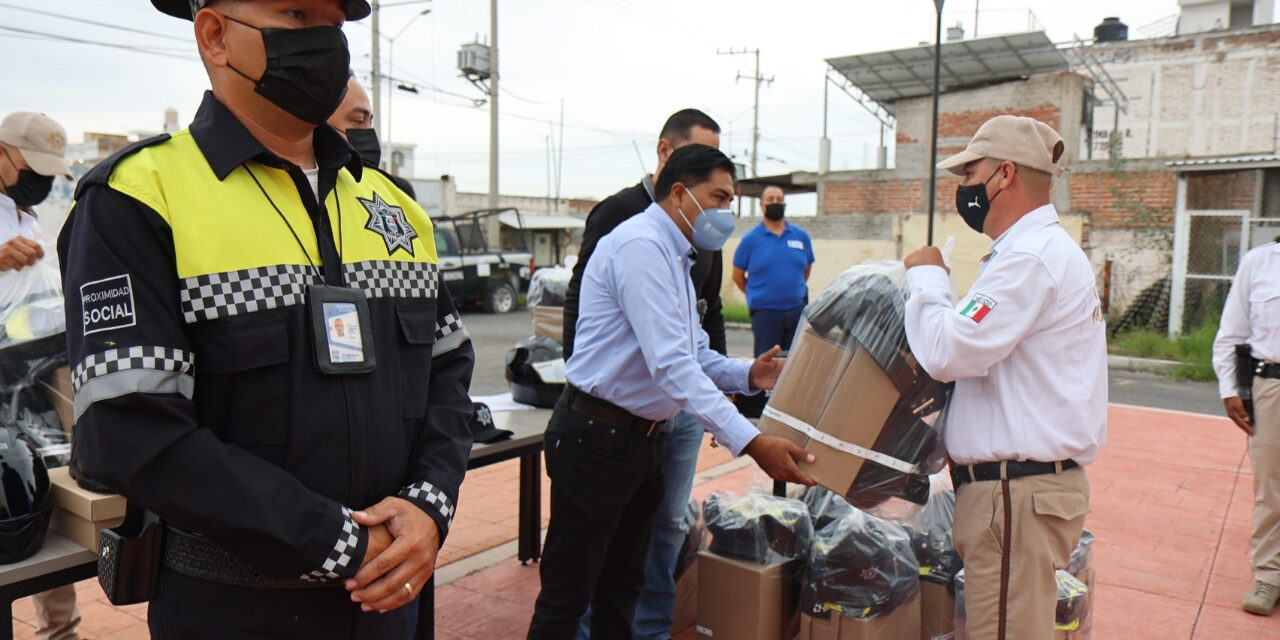 Entregan uniformes a policías de Purísima
