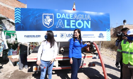«Dale agua a León», entrega cientos de tinacos a la población