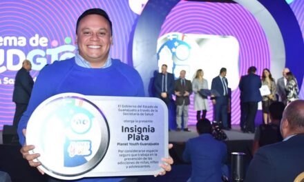 Entregan insignia de plata «Planet Youth» a Toño Navarro