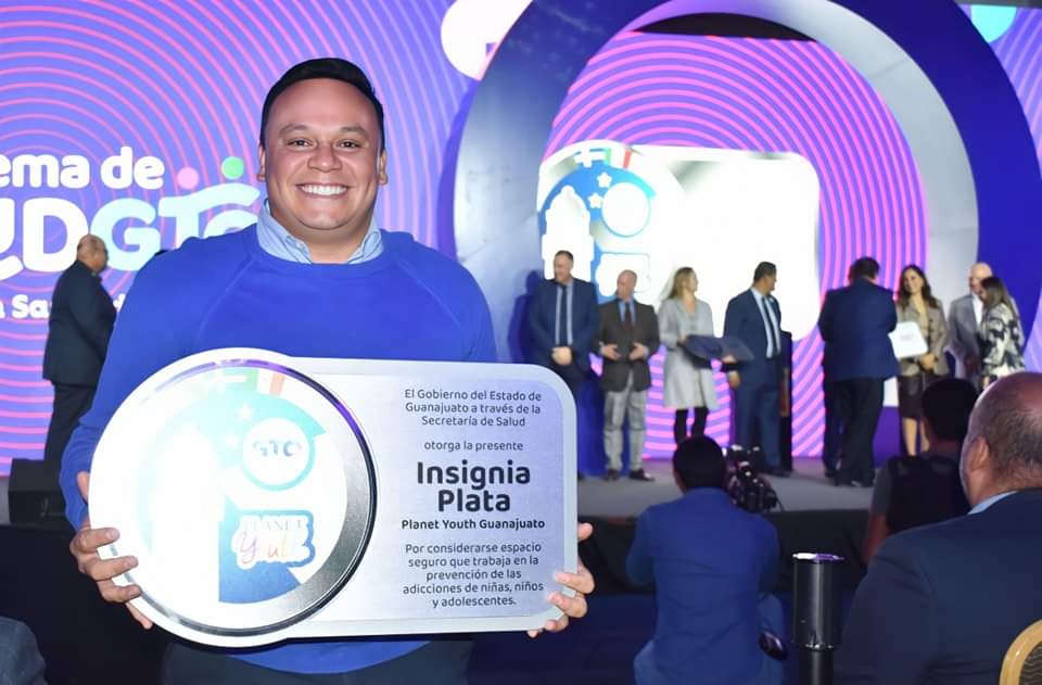 Entregan insignia de plata «Planet Youth» a Toño Navarro