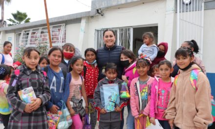 Blanca Preciado entrega juguetes en comunidades de Manuel Doblado