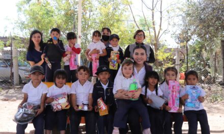 DIF Manuel Doblado entregó juguetes para decenas de infantes