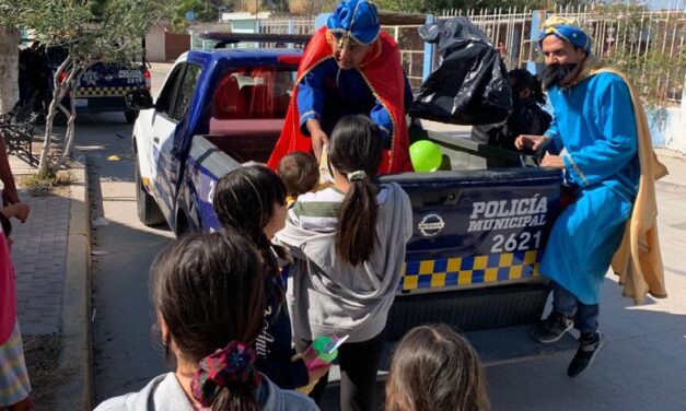 Reyes Magos entregan regalos en Purísima del Rincón