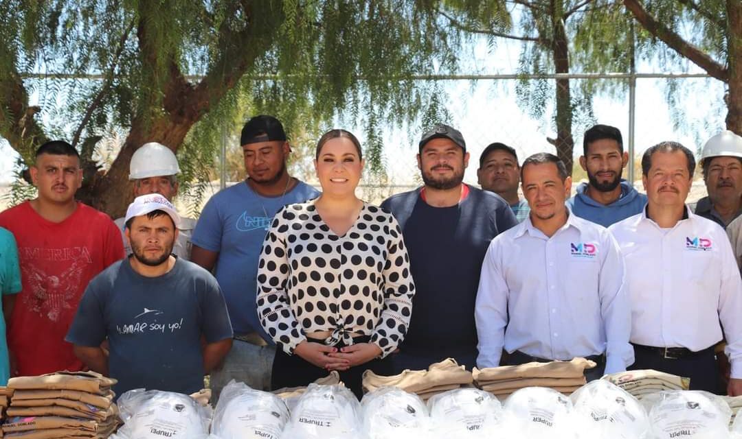 Personal de rastro de Manuel Doblado recibe indumentaria nueva