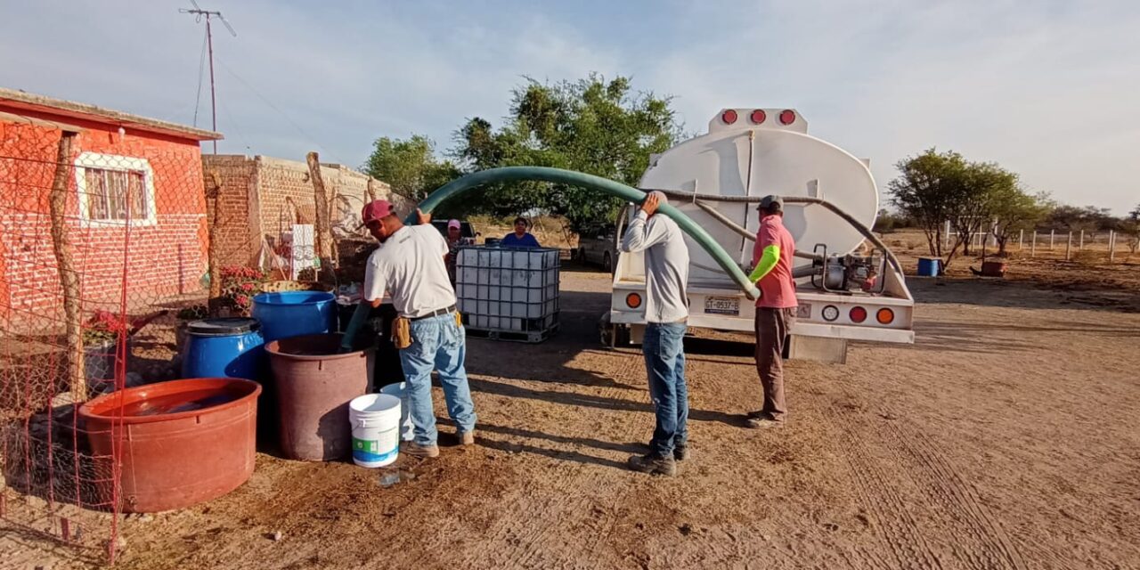 Llevan agua a comunidades de Purísima del Rincón