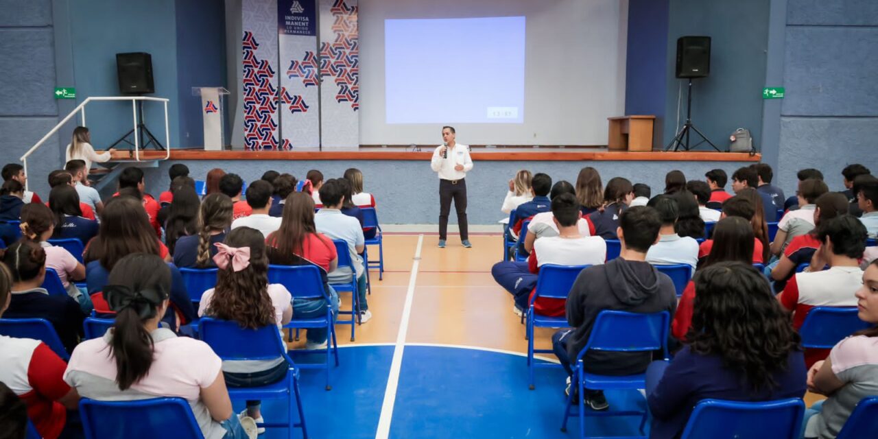 Toño Marún dialoga con estudiantes de La Salle