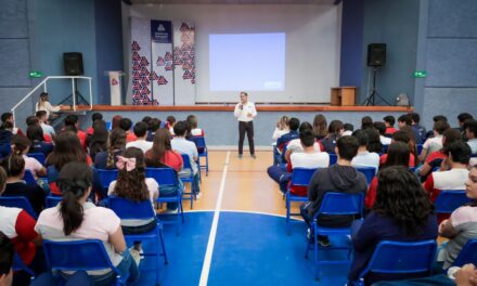 Toño Marún dialoga con estudiantes de La Salle