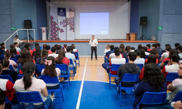 Toño Marún dialoga con estudiantes de La Salle