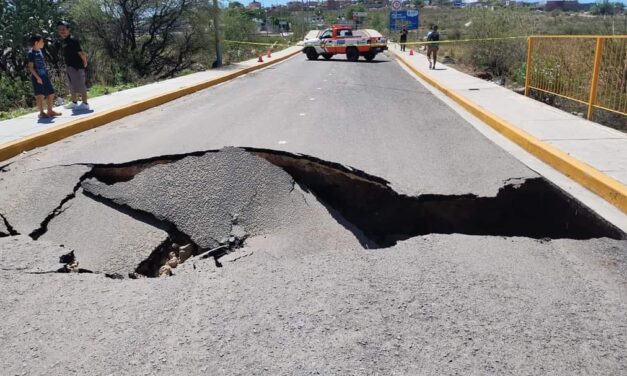 Se derrumba puente en Purísima del Rincón